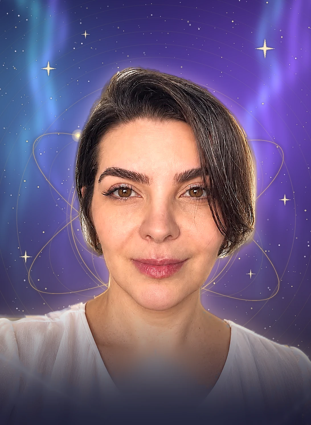Retrato de Greice Fatte, terapeuta integrativa, sobre um fundo de céu estrelado com órbitas douradas